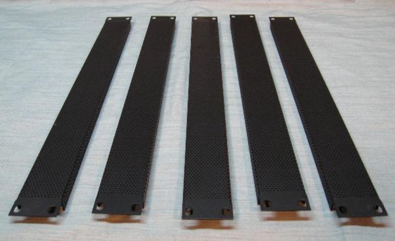 Image sur Rack Blank 1RU, Vented, Black