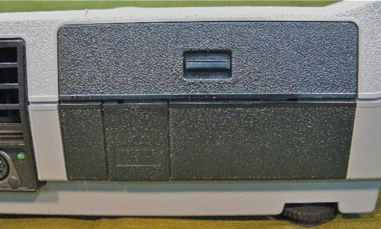 Image sur Kodak Ektagraphic III E 35mm Slide Projector, limited Quantity, Please Call for Availability.