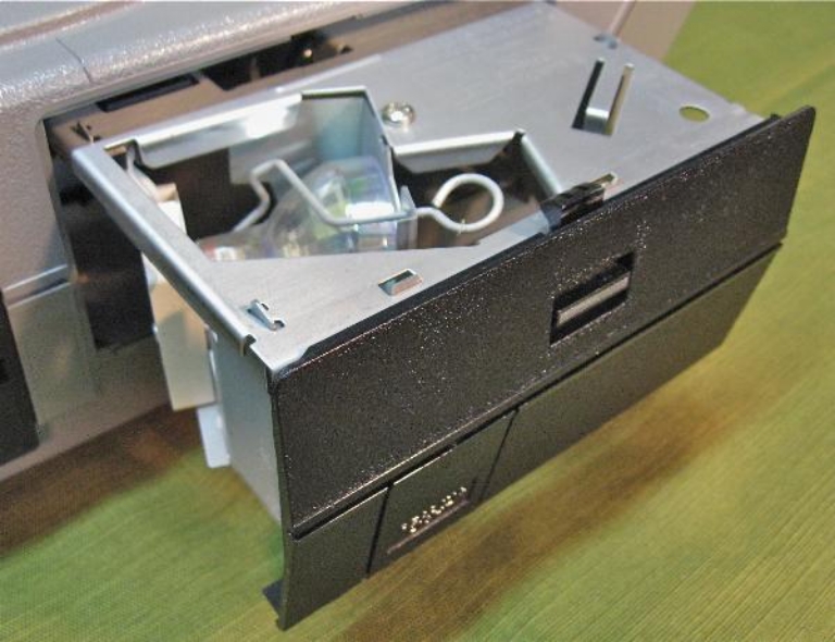 Image sur Kodak Ektagraphic III E 35mm Slide Projector, limited Quantity, Please Call for Availability.