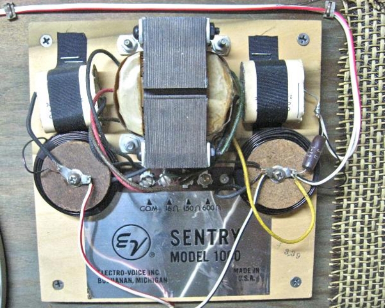 Afbeelding van Electro-Voice EV Sentry I Components: SP12C Woofer, T35 Tweeter, crossover.